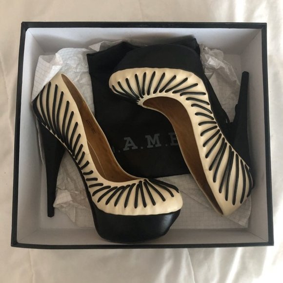 L.A.M.B Gwen Stefani “Holiday” Heels - Picture 2 of 2